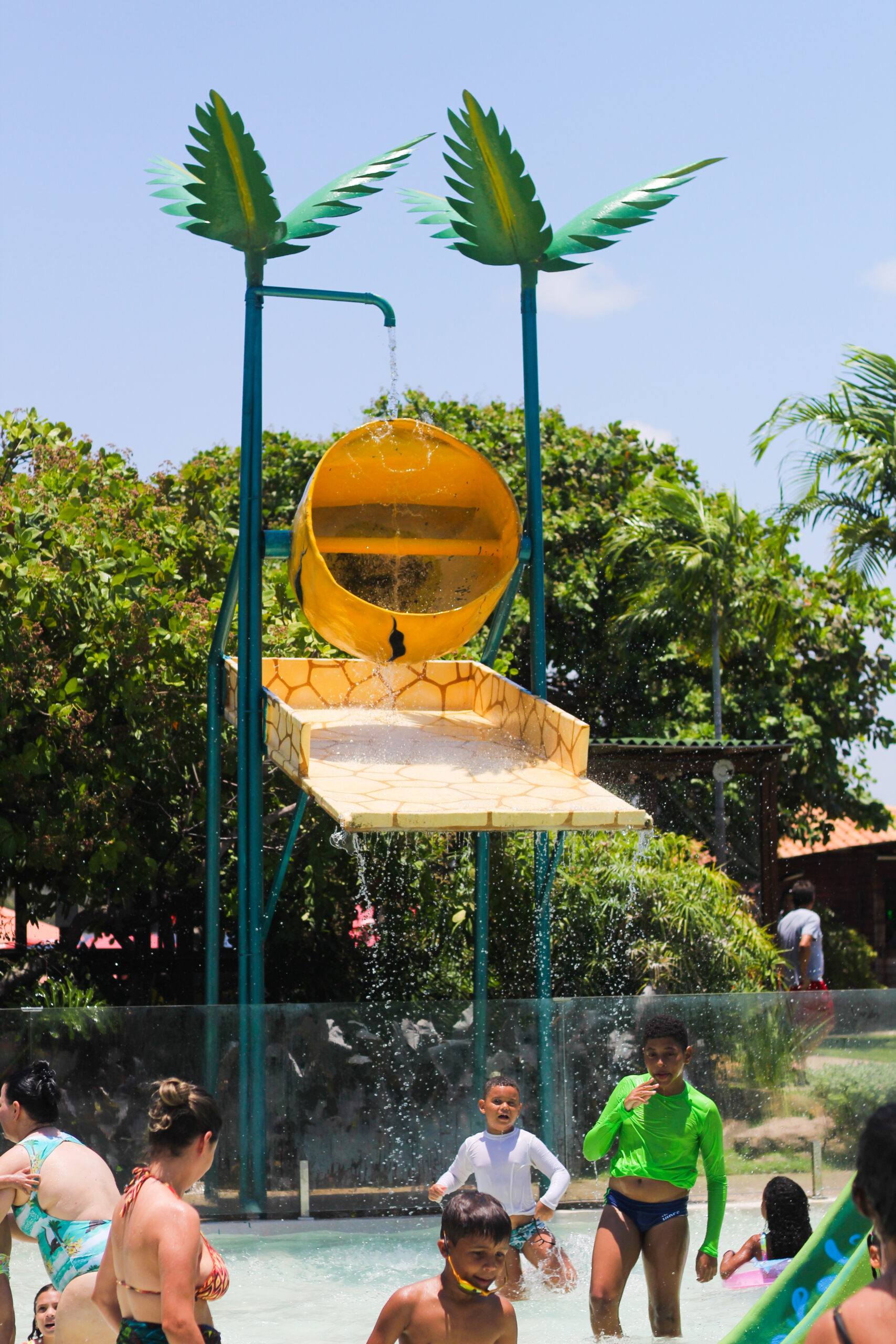 Balde de água na área kids