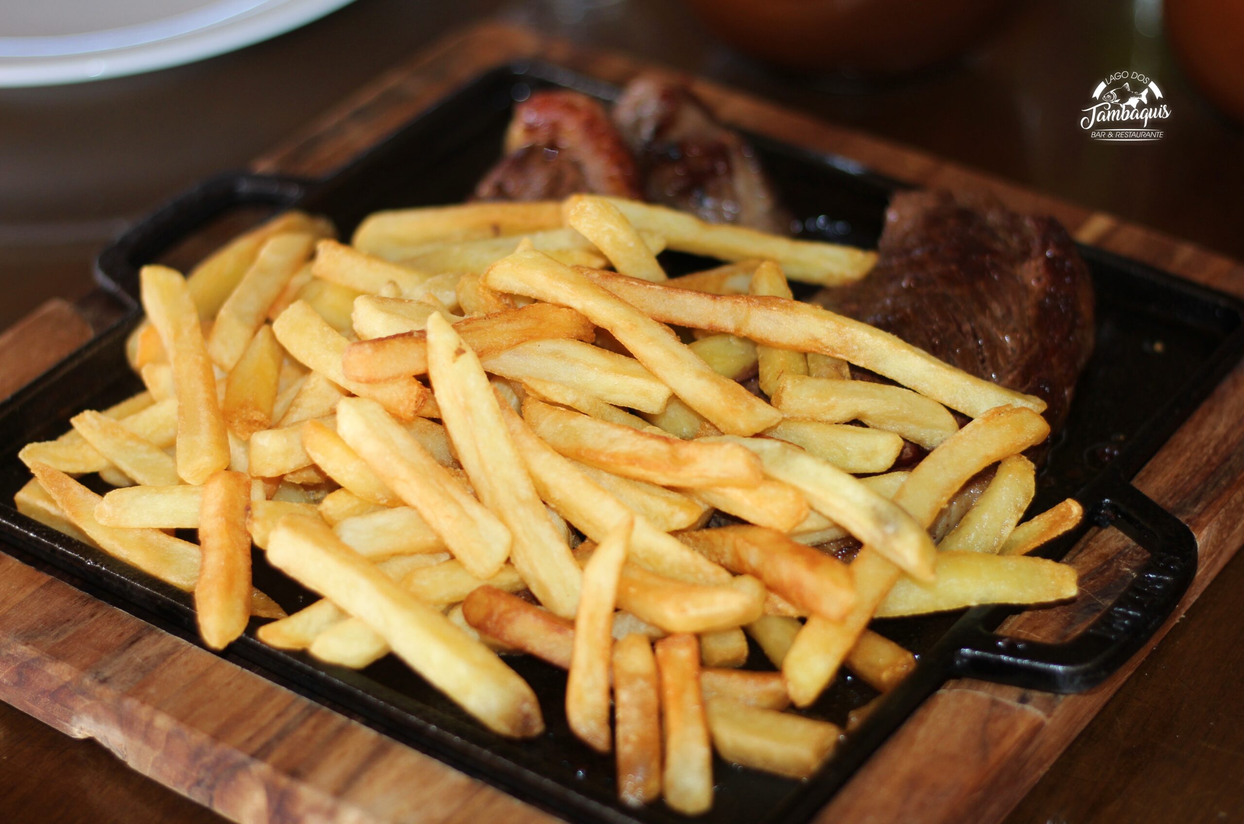 Porção de batata frita com carne